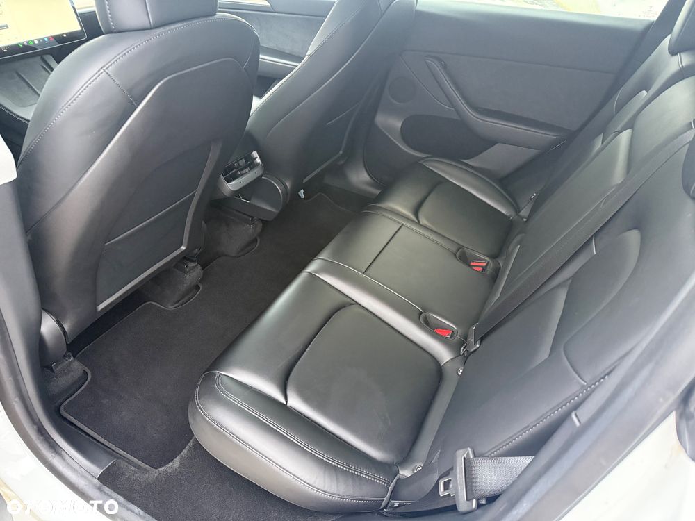 Tesla Model Y Long Range AWD - 35