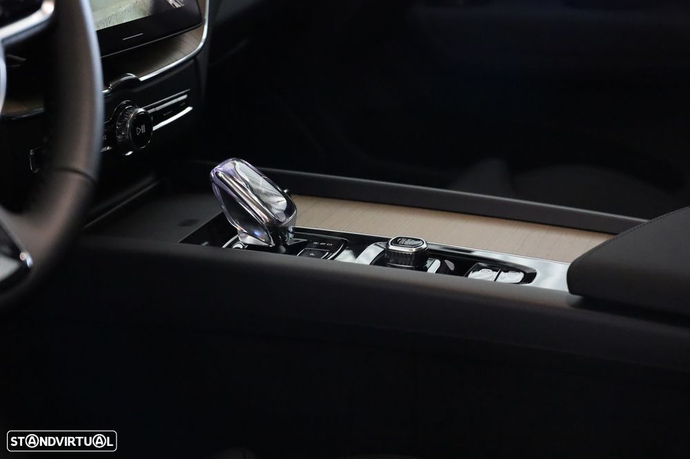 Volvo XC 60 2.0 T6 PHEV Plus Dark AWD - 17