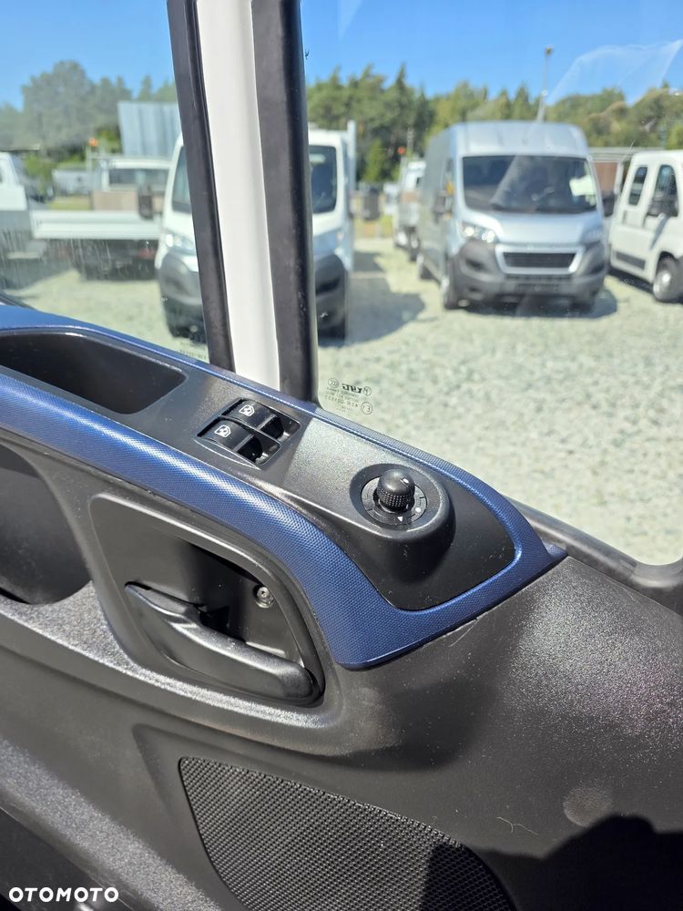 Iveco IVECO 35S18 3.0 HPI 180 KONNY ŚREDNI AUTOMAT KLIMA ALUFELGI LED NAVIGACJA - 18