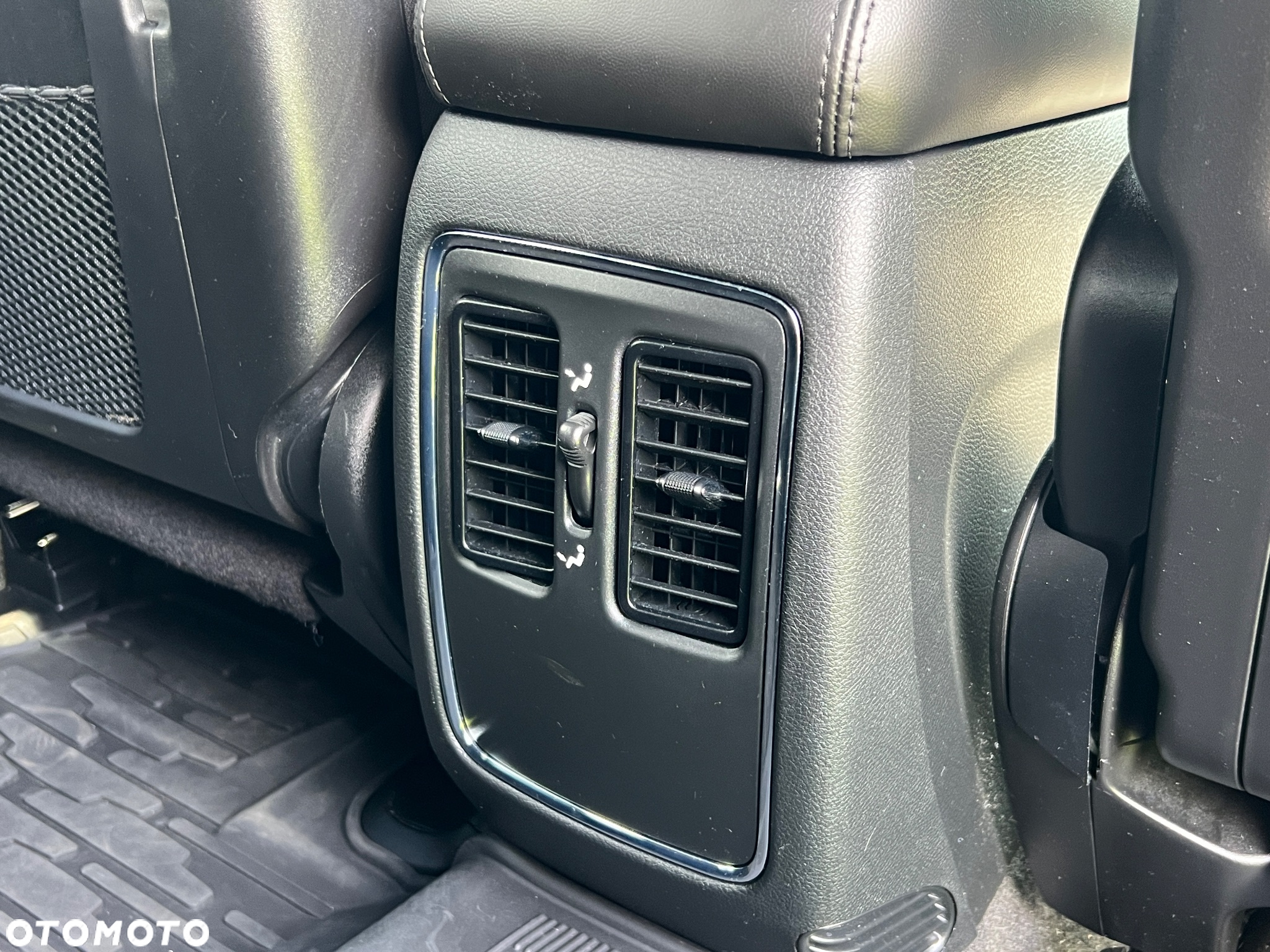 Jeep Grand Cherokee - 32