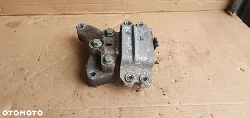 Łapa poduszka silnika VW Passat B6 2.0 TDI 1K0199117 3C0199555AA - 2