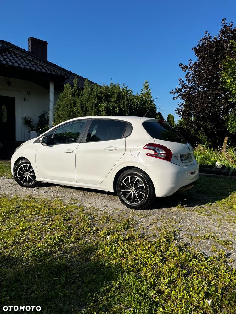 Peugeot 208 2013 photo 4