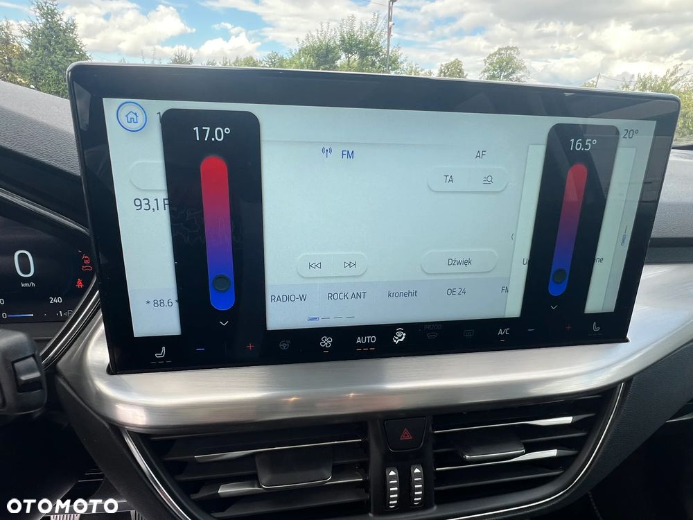 Ford Focus 1.0 EcoBoost Titanium X - 32