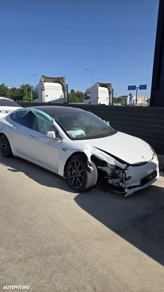 Tesla Model 3 - 4