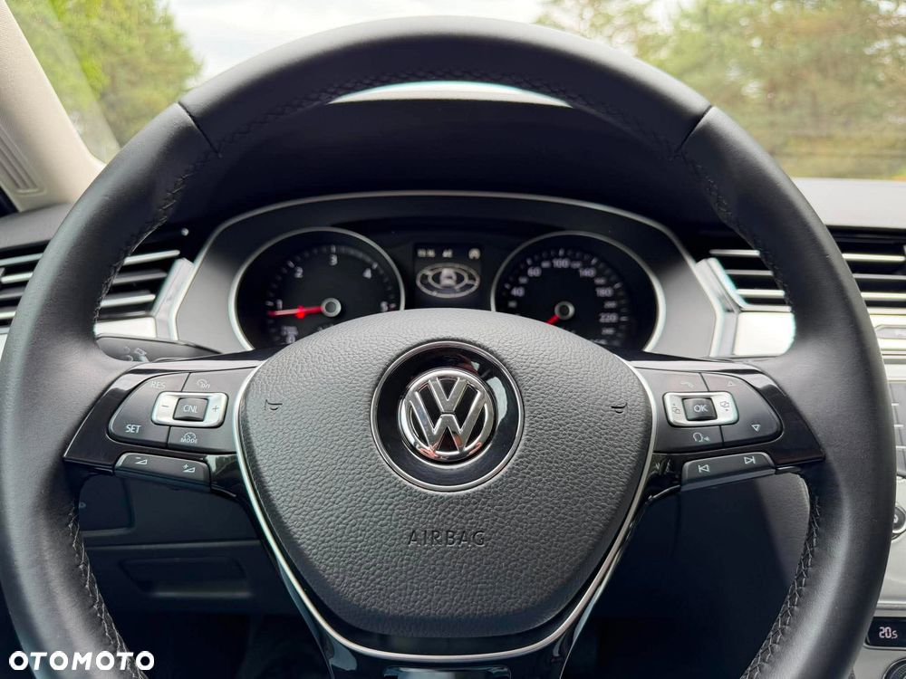 Volkswagen Passat Variant 2.0 TDI SCR DSG Highline - 23