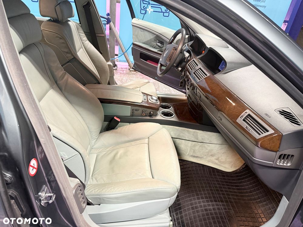 BMW Seria 7 745i - 23