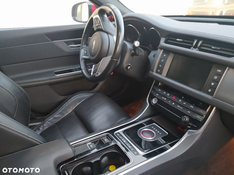 Jaguar XF 2.0 i4D R-Sport - 9