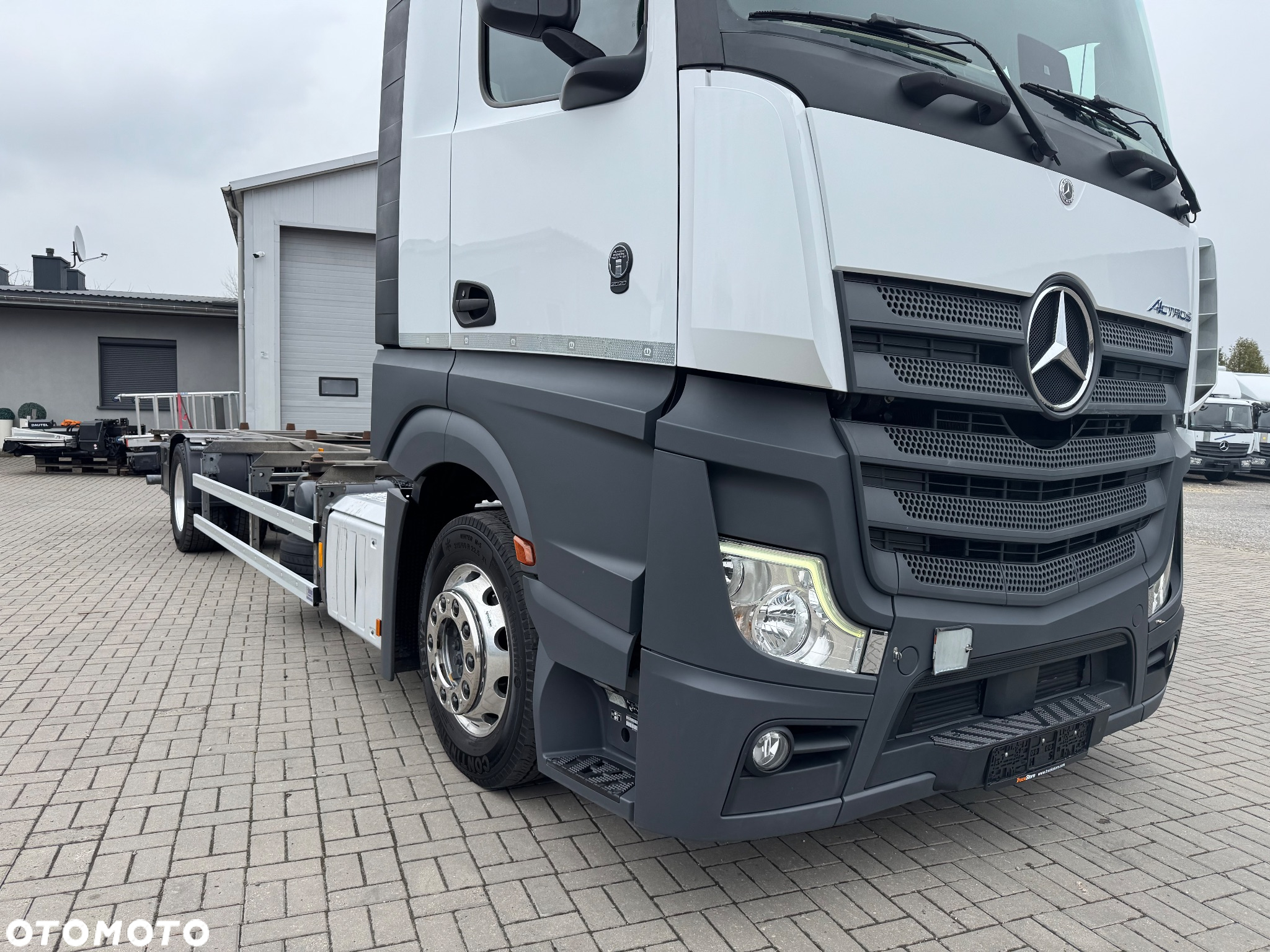 Mercedes-Benz - 16