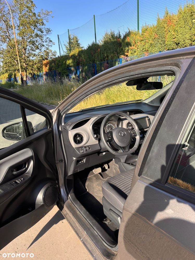 Toyota Yaris Hybrid 100 Dynamic - 8