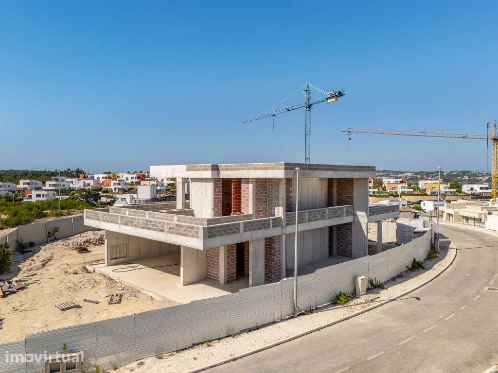 Lote com moradia iniciada junto à Lagoa de Óbidos, golfe e praia - Grande imagem: 2/60