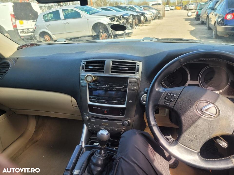 dezmembrez lexus is 220 - 1