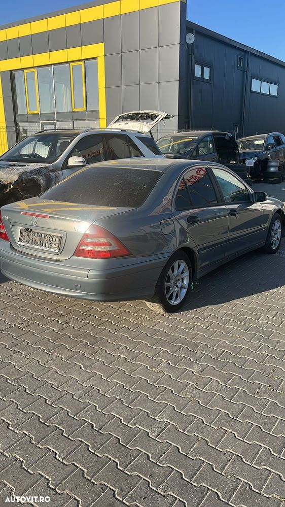 Dezmembram Mercedes C Class 2.2 diesel din 2006 - 2