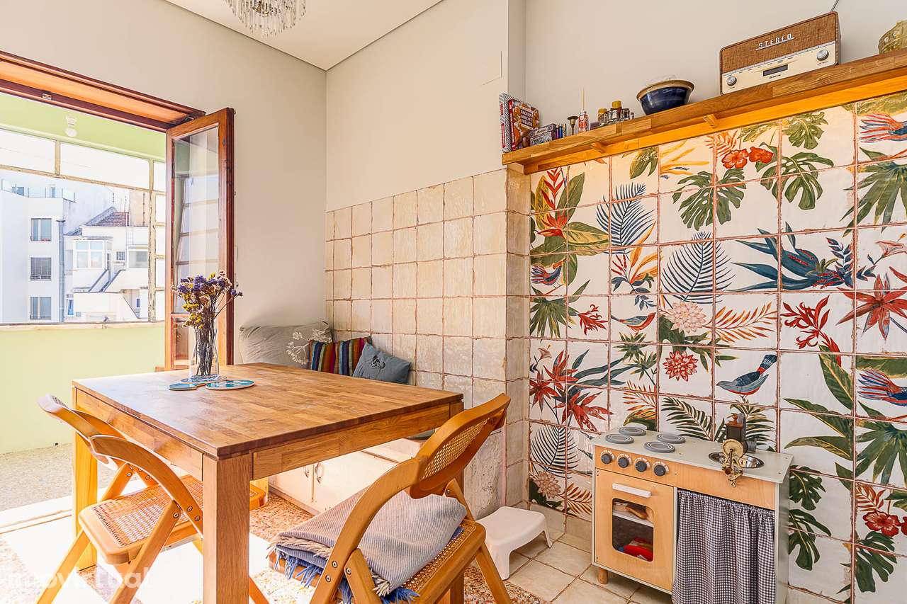 *** Apartamento renovado com varanda e estúdio na Av. Conde Valbom *** - Grande imagem: 2/29