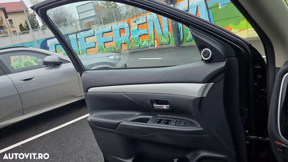 Mitsubishi Outlander 2.0 4WD Plug-In Hybrid Top - 32