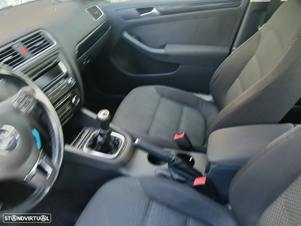 VW Jetta 1.6 TDi Blue Motion Comfortline - 10