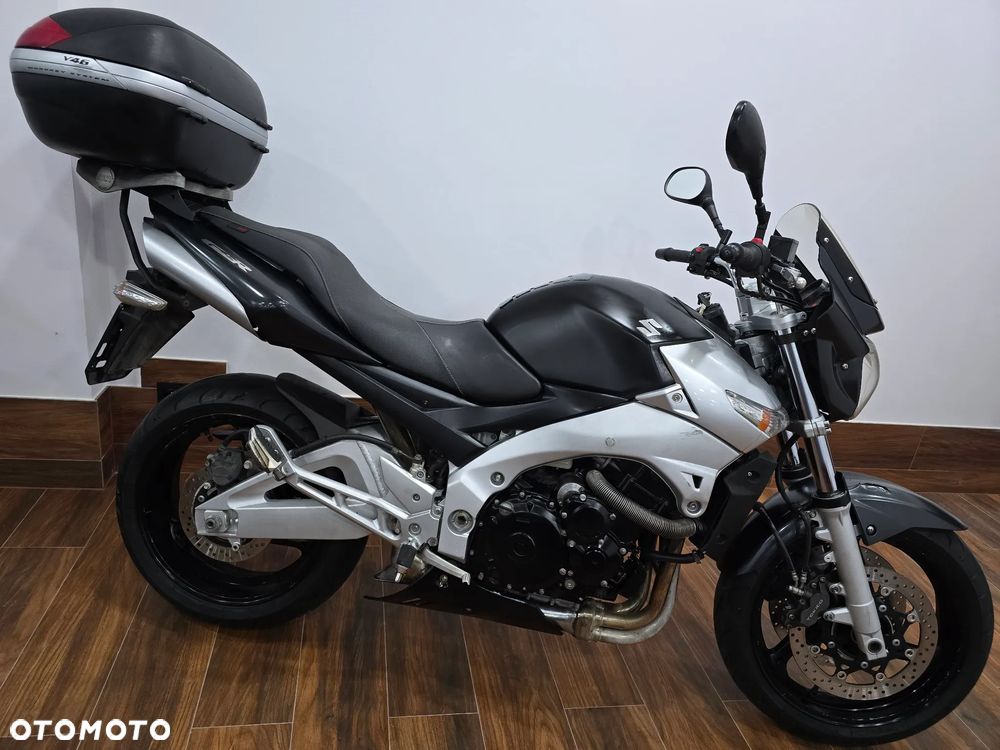 Suzuki GSR - 9