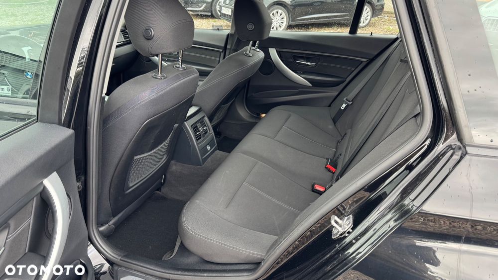 BMW Seria 3 318d Sport Line - 25