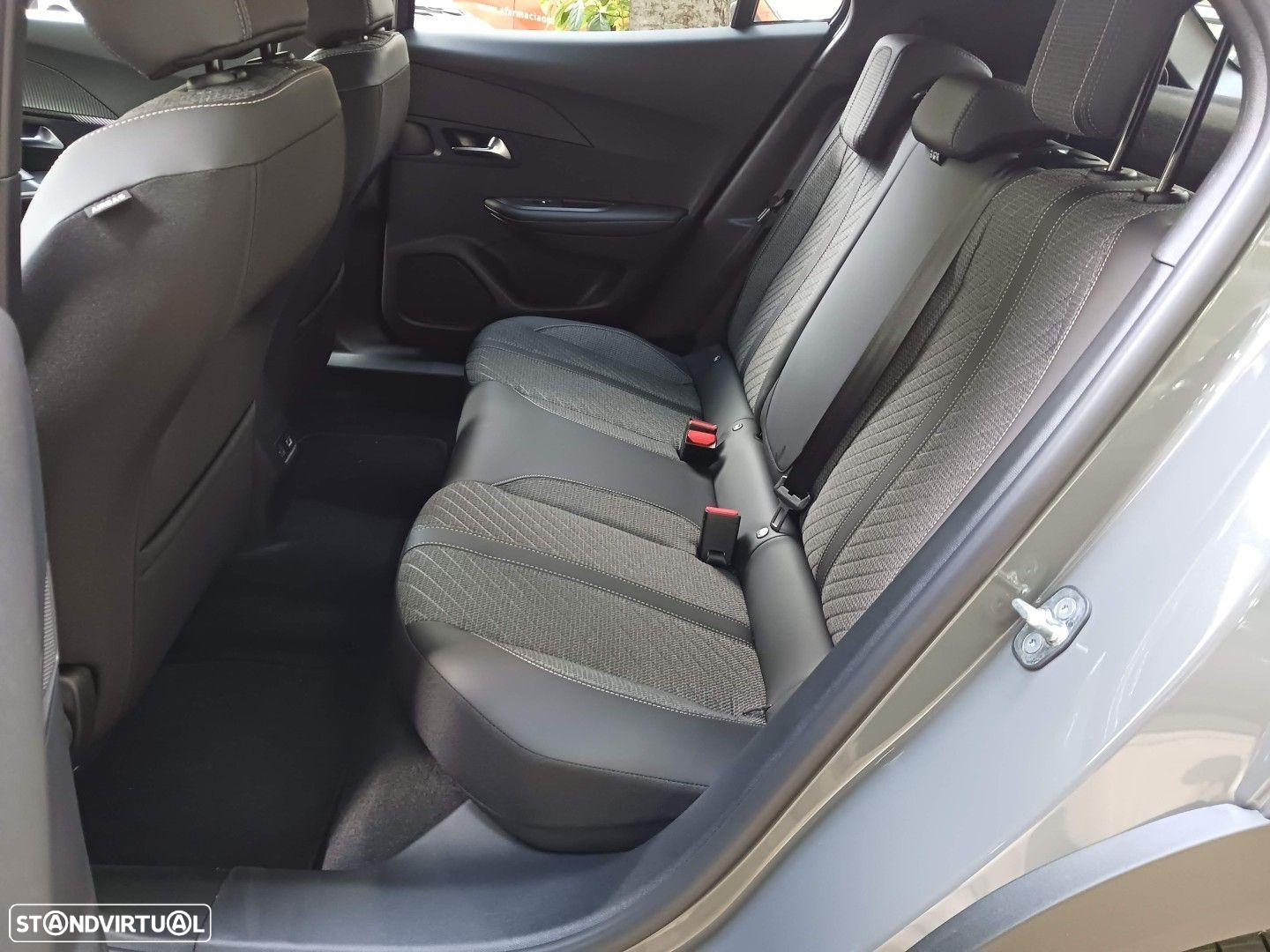 Peugeot 2008 1.2 PureTech Allure Pack - 29