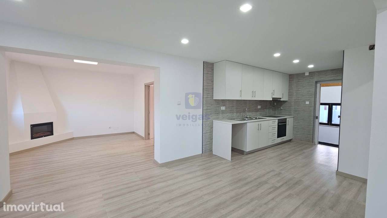 Edifício para Habitação e Comércio - Moradia T3 Renovada c/ Terraço e - Grande imagem: 2/49