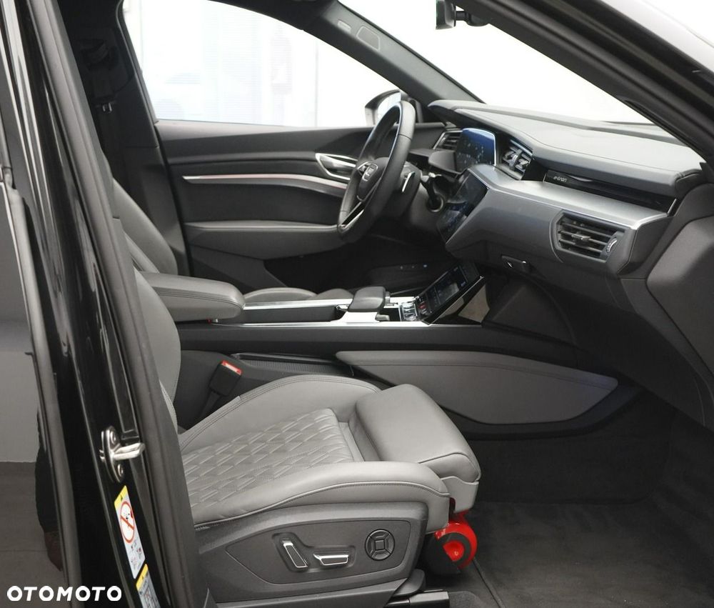 Audi Q8 Sportback e-tron - 24