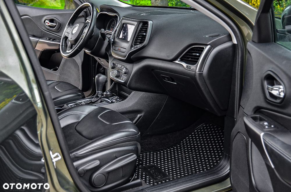 Jeep Cherokee - 16