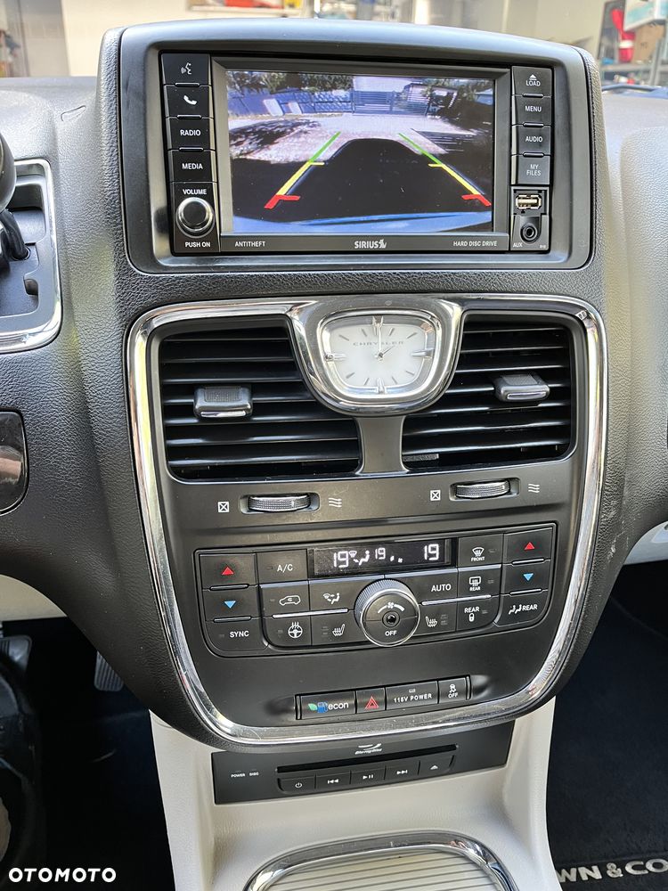 Chrysler Town & Country - 12