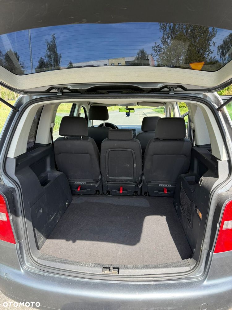 Volkswagen Touran 1.6 FSI Basis - 10