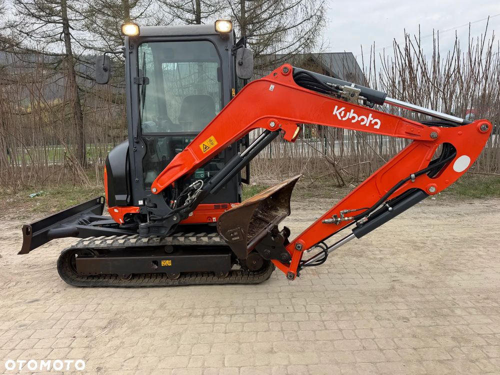 Kubota U27 Minikoparka koparka gąsienicowa 2.8 tony. jak Nówka sztuka z salonu! 2017 rok. 2200mtg. Przywieziona z Gospodarstwa Norweskiego! Zadbana Maszyna ani deka luzów i wycieków. Aktualna Dekra dokumentacja BMWT! Szybkozłącze Hydrauliczne. Szybka wolna jazda.Zamki na tłokach. Wersja Norweska!! OKAZJA - 1