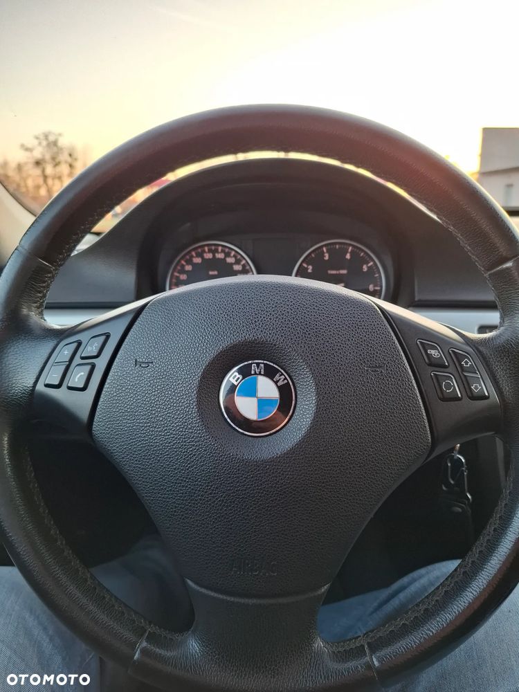 BMW Seria 3 318i - 25