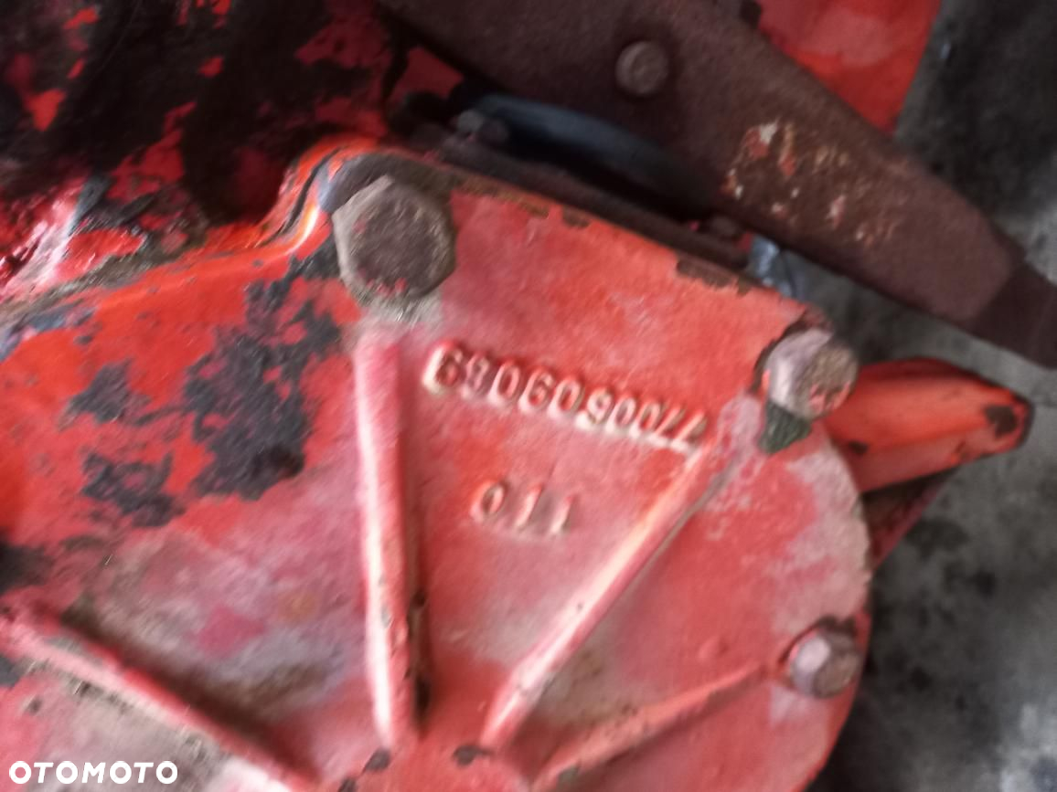 CZĘŚCI RENAULT 651,681,751,851,551,SKRZYNIA,most,widełki ,tryb,atak,koło zębate,obudowa skrzyni,podnośnik,sekcja hydrauliki,wom,wałek,ramie podnośnika.korpus,wodzik,widełki,tryb 1,2,3,4, biegu,wsteczny.mvm - 11