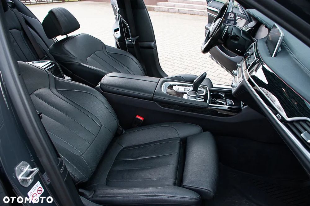 BMW Seria 7 745e - 19