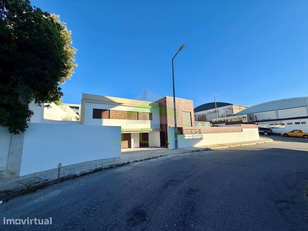 Moradia V4 com piscina na cidade de Leiria - Grande imagem: 4/10