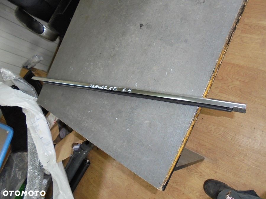 Jaguar XF listwa zgarniająca parapet chrom L tył - 1