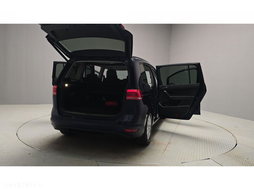 Volkswagen Touran - 12