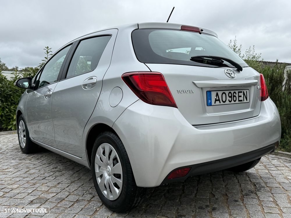 Toyota Yaris 1.0 VVT-i Comfort c/ Design-Pack - 9