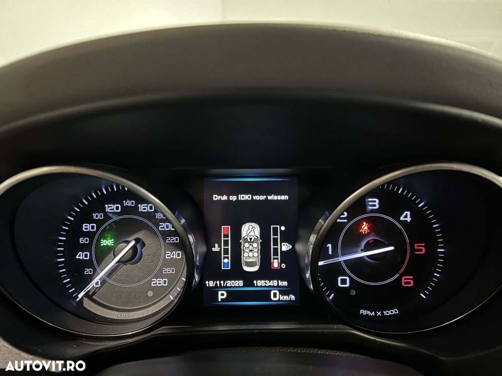 Jaguar XE 2.0 Pure - 11