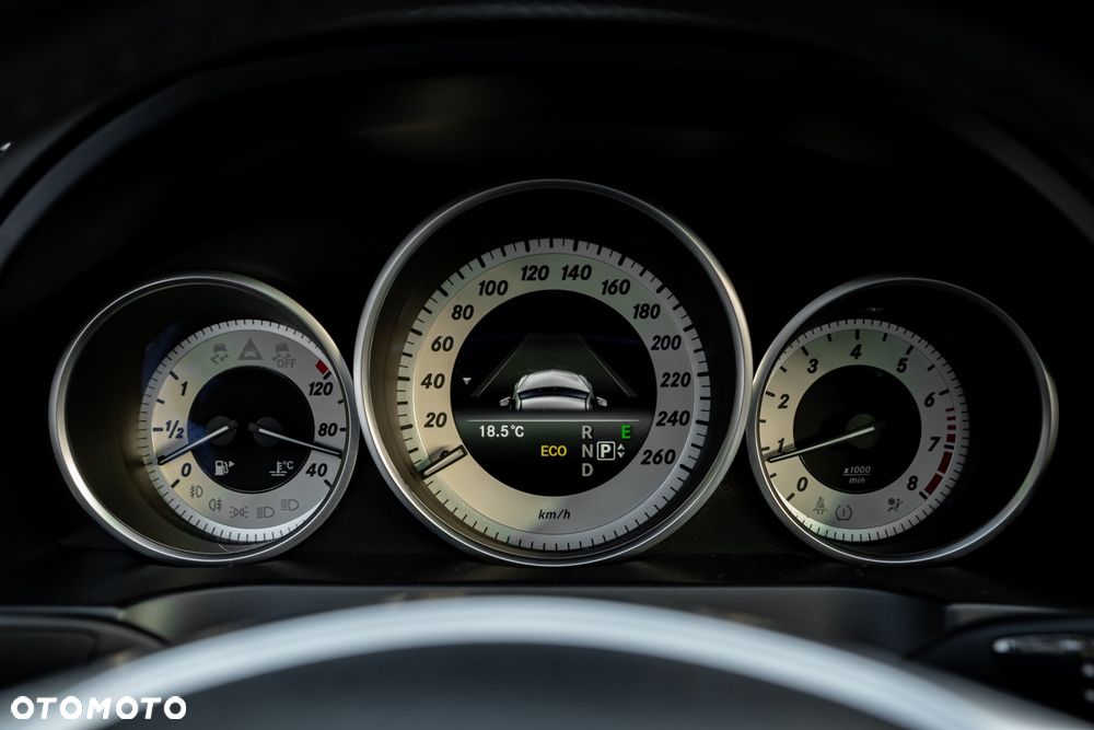 Mercedes-Benz Klasa E 250 7G-TRONIC - 32