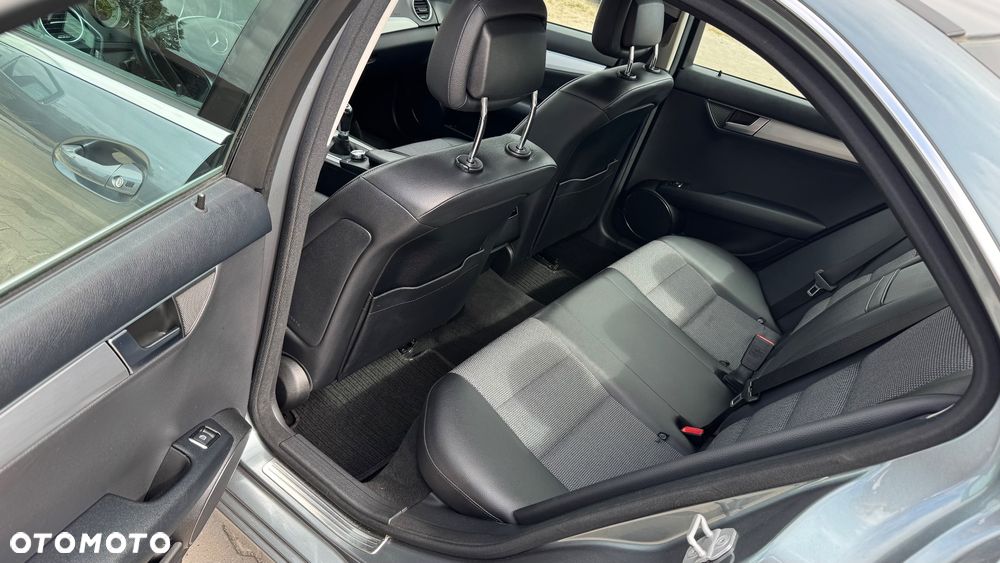 Mercedes-Benz Klasa C 180 CGI BlueEff Avantgarde - 25