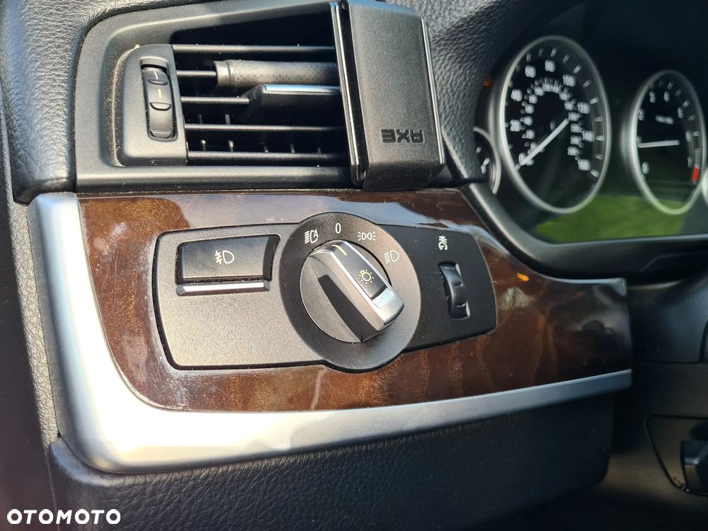 BMW Seria 5 528i xDrive Sport-Aut - 29