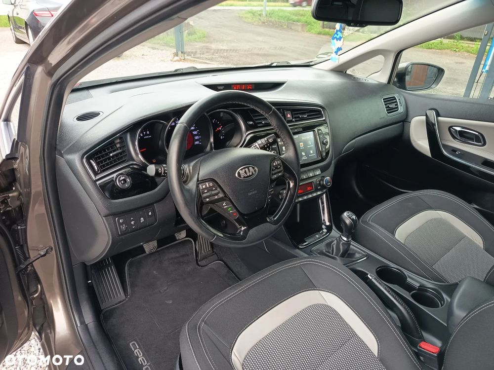 Kia Ceed 1.6 GDI Dream Team Edition - 18