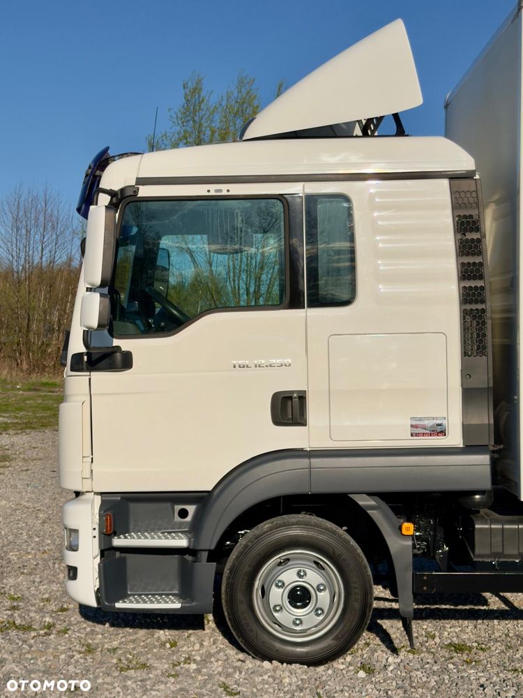 MAN TGL 12.250 / KONTENER / IZOTERMA / WINDA / 2017R / EURO 6 / LIFT  / SPROWADZONY / ZADBANY  / E6 / 17 PALET - 9