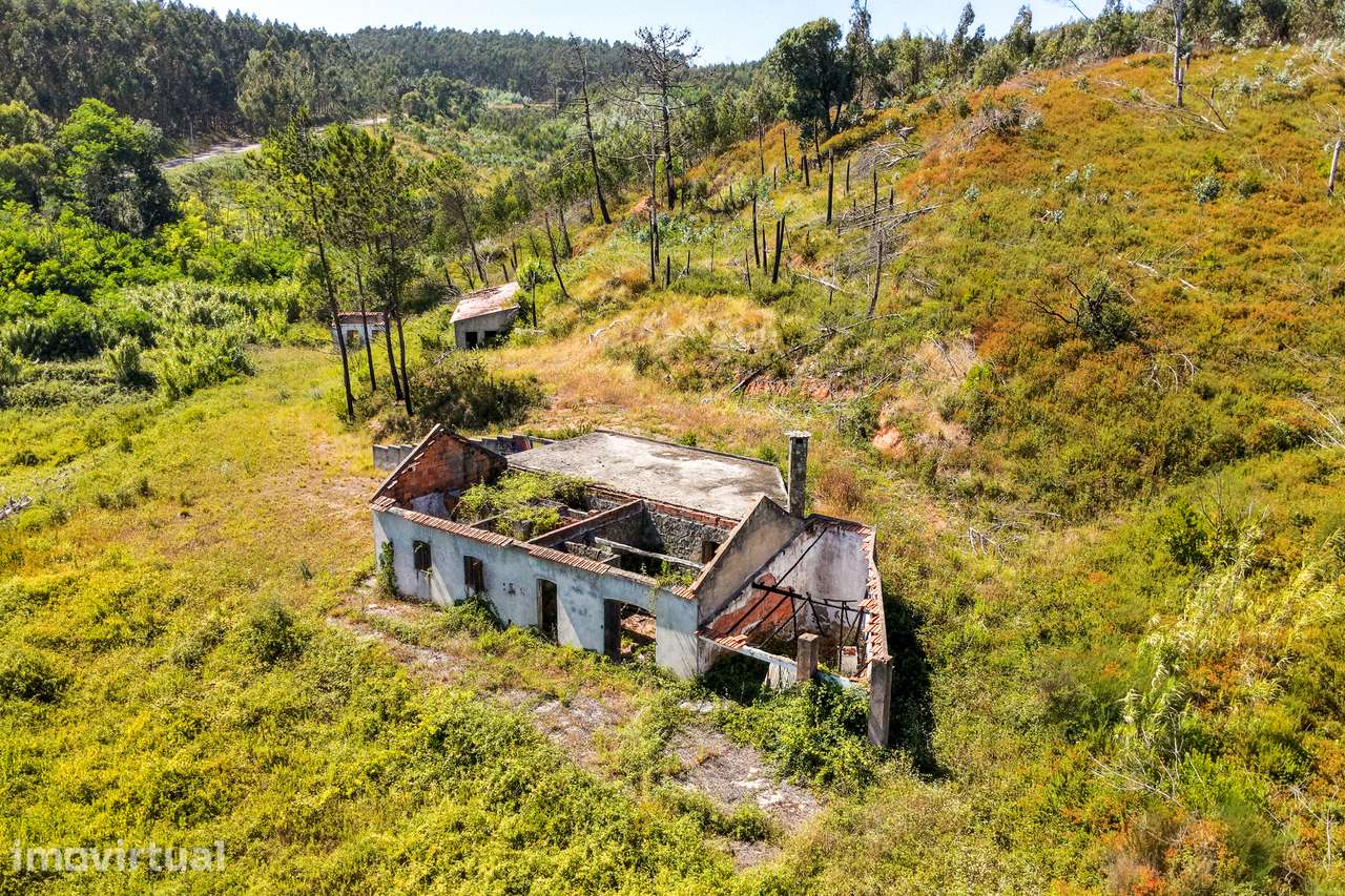 Propriedade rural com construções tradicionais para reabilitar | Cadav - Grande imagem: 4/15