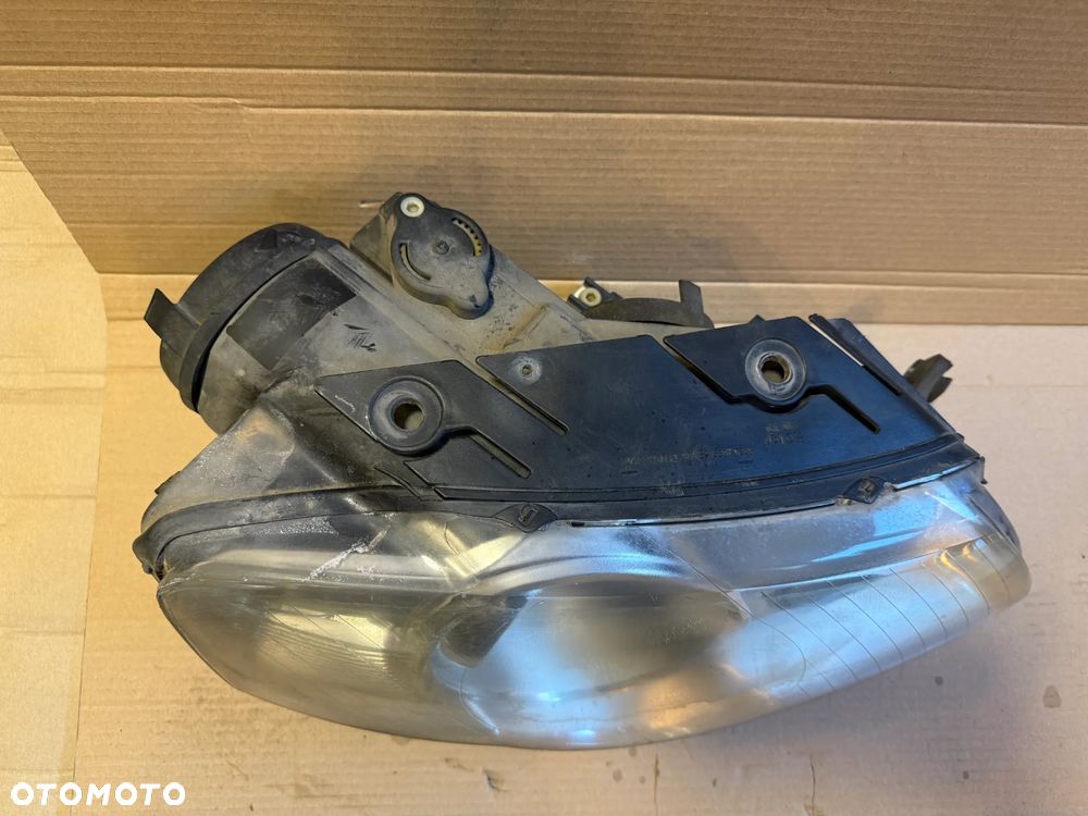 Lampa prawa lewa Volkswagen Passat B6 soczewka OE - 2