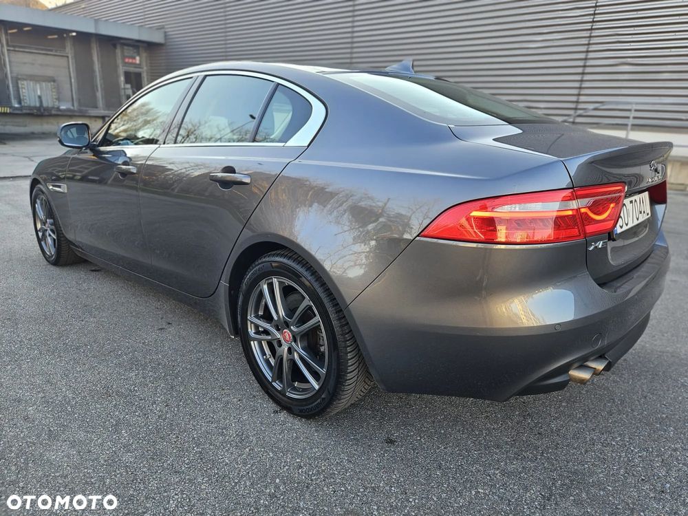 Jaguar XE 2.0 D Prestige - 3