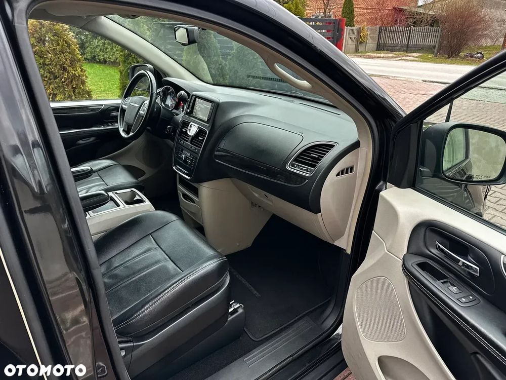 Chrysler Town & Country - 27