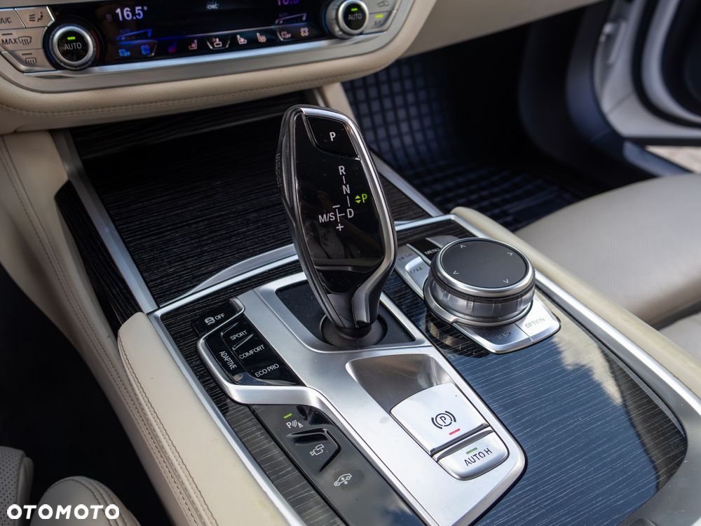 BMW Seria 7 730Ld xDrive - 32