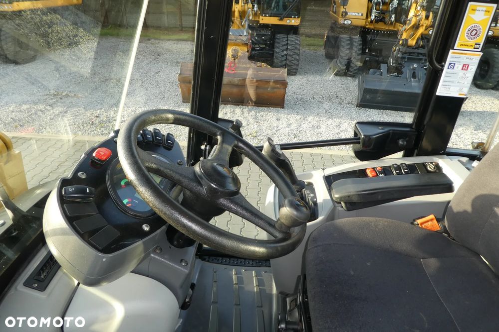 Caterpillar 906M Z KROKODYLEM I WIDŁAMI - 20