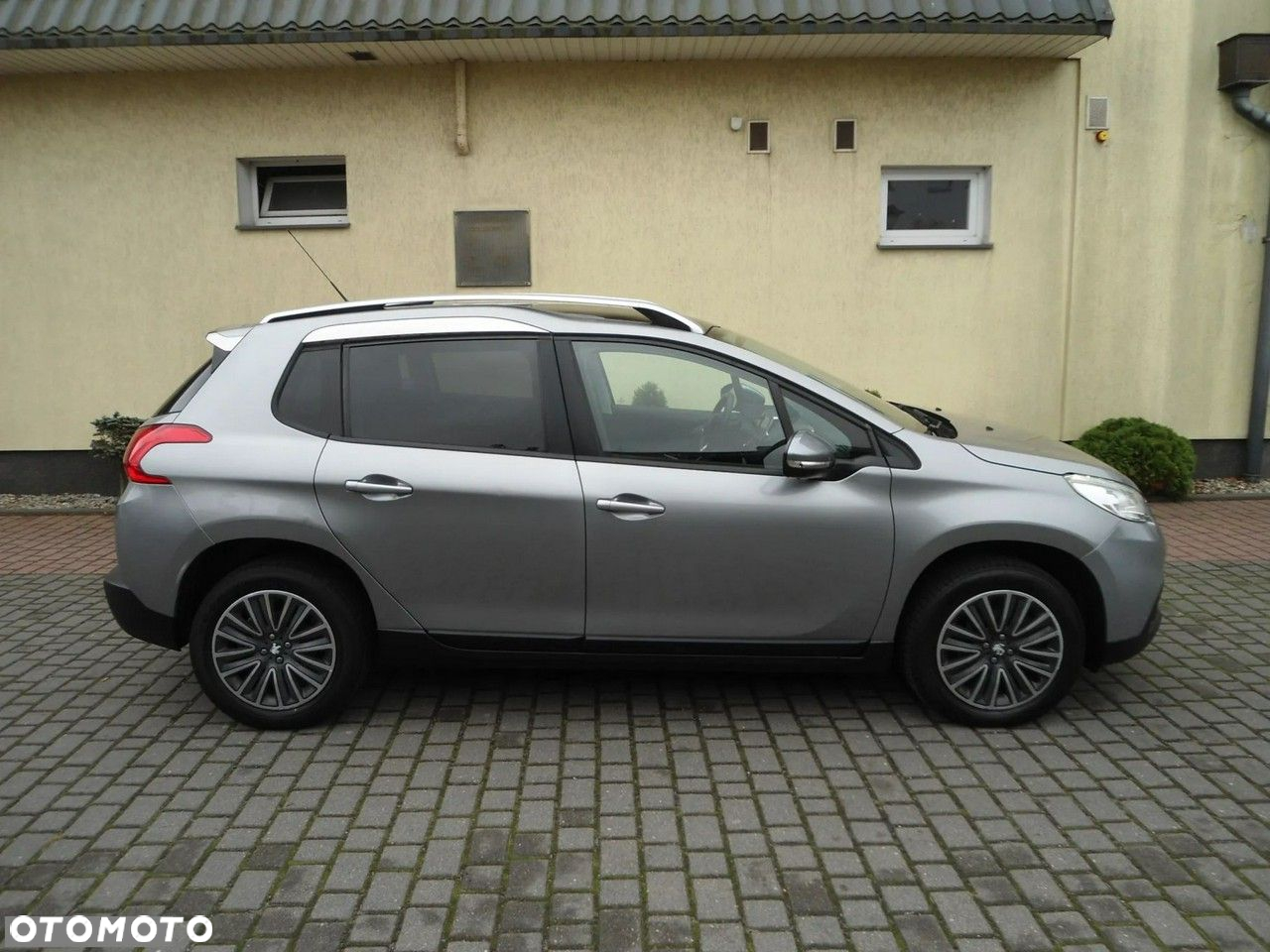 Peugeot 2008 1.6 e-HDi Allure S&S - 13
