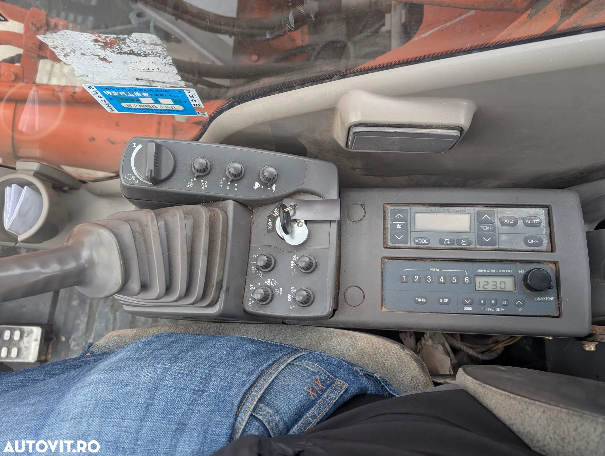 Hitachi EXCAVATOR PETRU DEMOLARI brate la 21m, 37t, 3 brate, cupla rapida, inst picon, inst rotire, 8.209h, ZX350-3, an 2006, senile 70% bune, AC, computer 96900 EUR+Tva - 23
