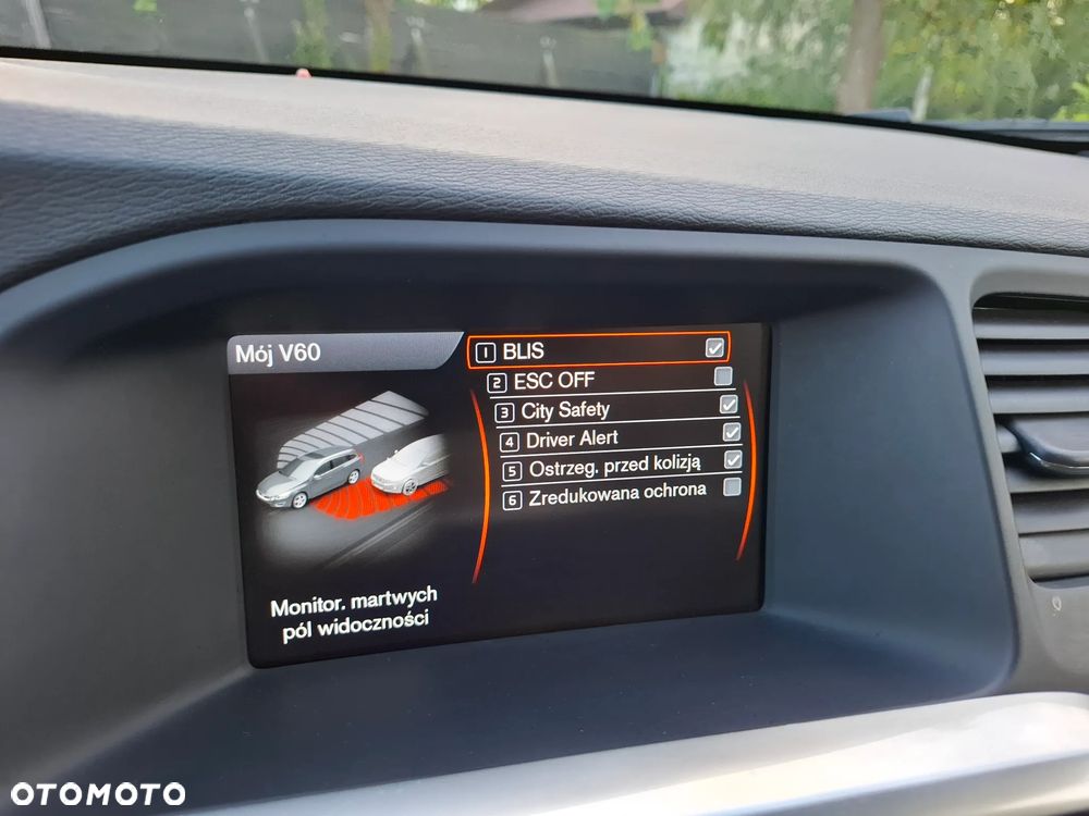 Volvo V60 D6 AWD Plug-in Hybrid R-Design Summum - 3